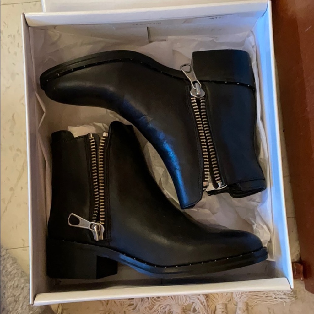 BRAND NEW IN BOX Steven Madden Zipper Booties